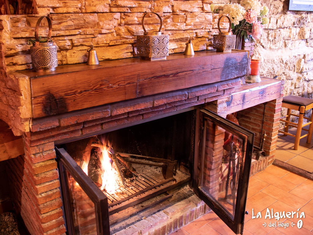 Chimenea con madera | La Alquería del Hoyo